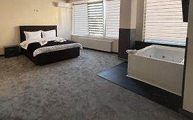 Central Apartments Jacuzzi